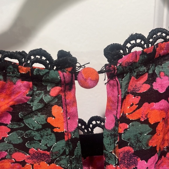 Mine NWOT Multicolored Floral FLUTTER Sleeve Blouse Top A-line cherry red M - Picture 7 of 10